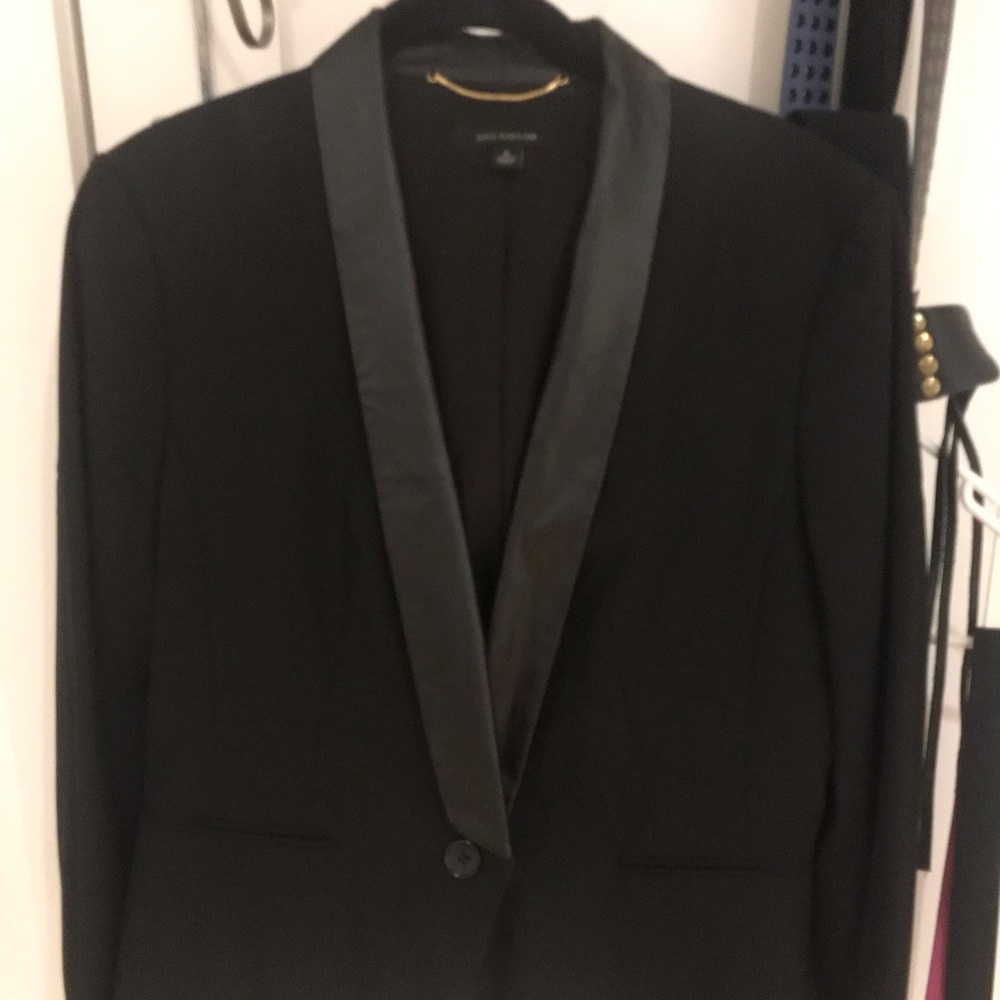 Faux leather trimmed blazer.